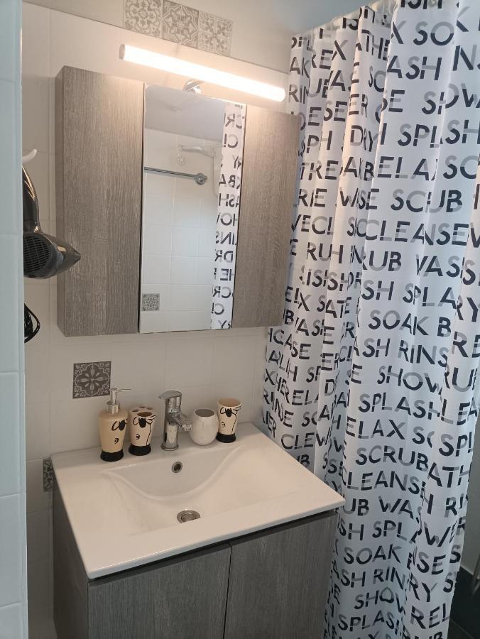 Meltemi Apartments Agia Marina  Eksteriør billede